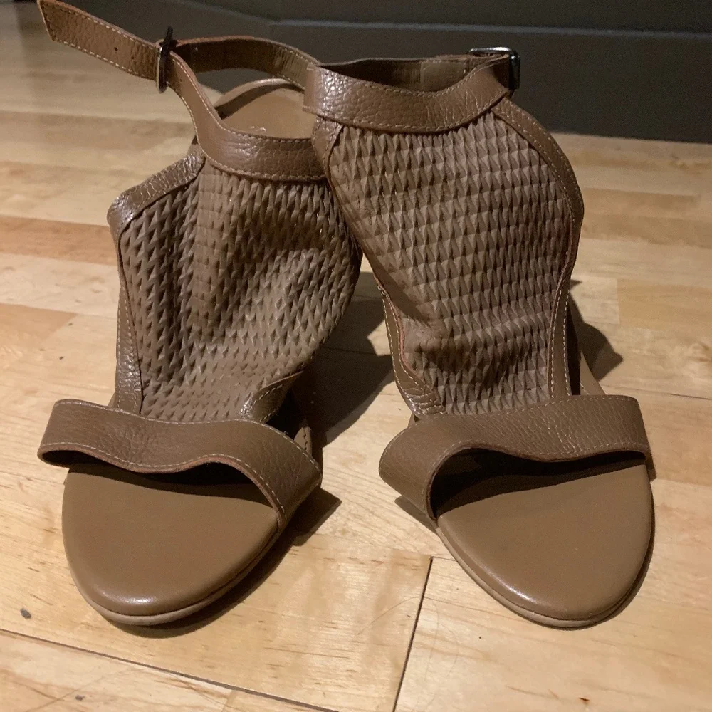 Heels - Picture 1 of 4
